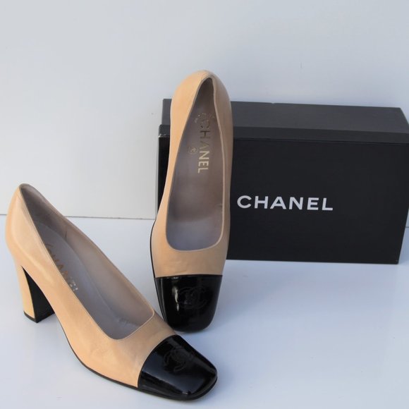 CHANEL beige leather heels with black patent toe, embroidered CCs, US 10 - Picture 1 of 7